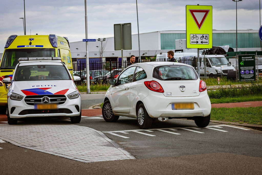Jongedame op brommer aangereden op fietspad