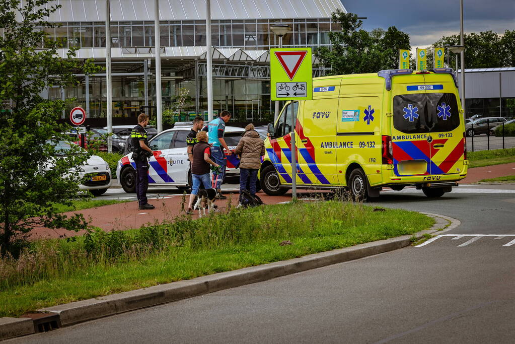 Jongedame op brommer aangereden op fietspad