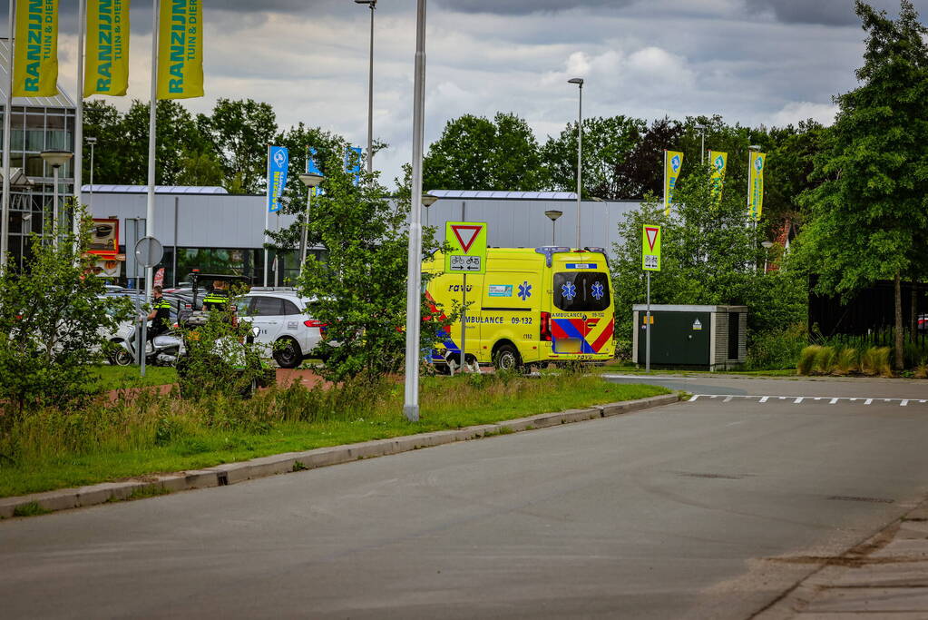 Jongedame op brommer aangereden op fietspad