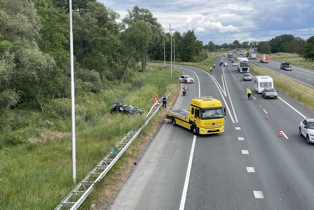 Auto slaat over de kop in berm