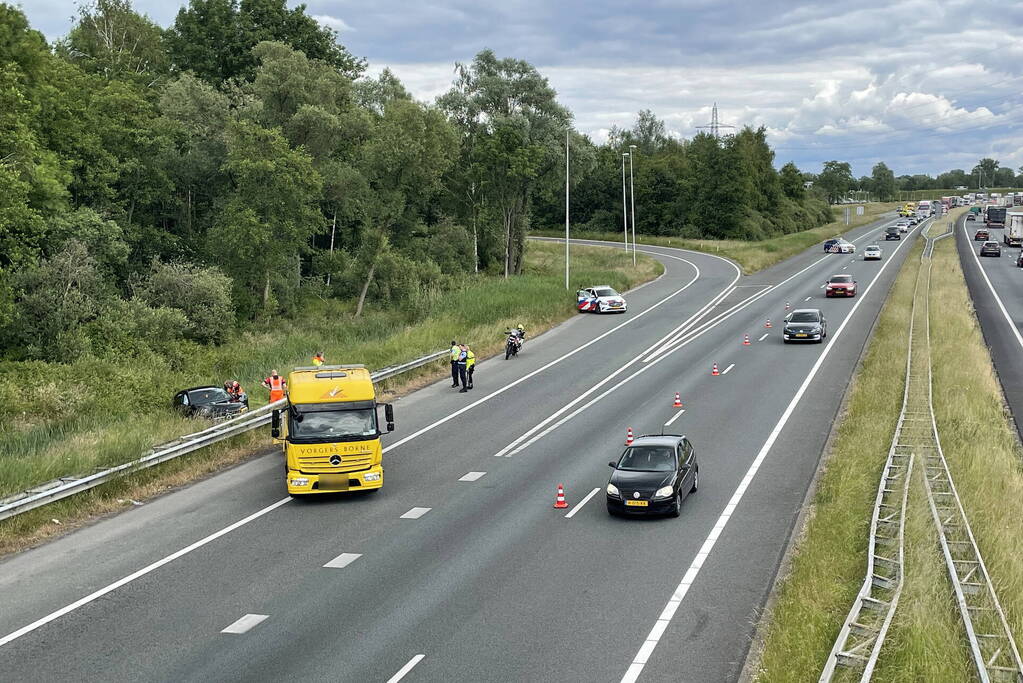 Auto slaat over de kop in berm