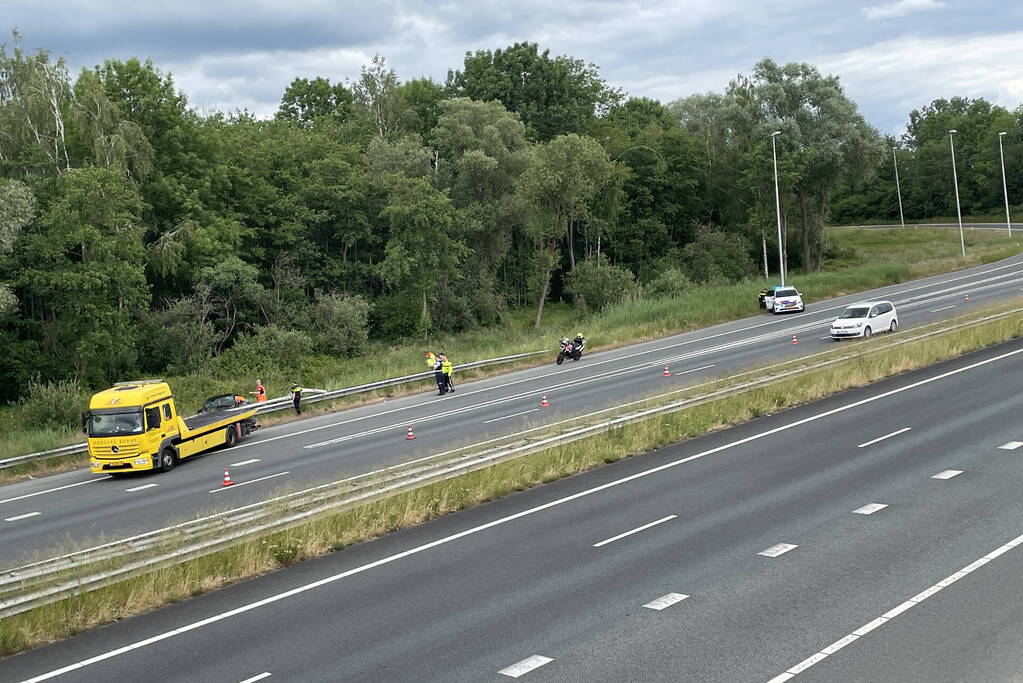 Auto slaat over de kop in berm