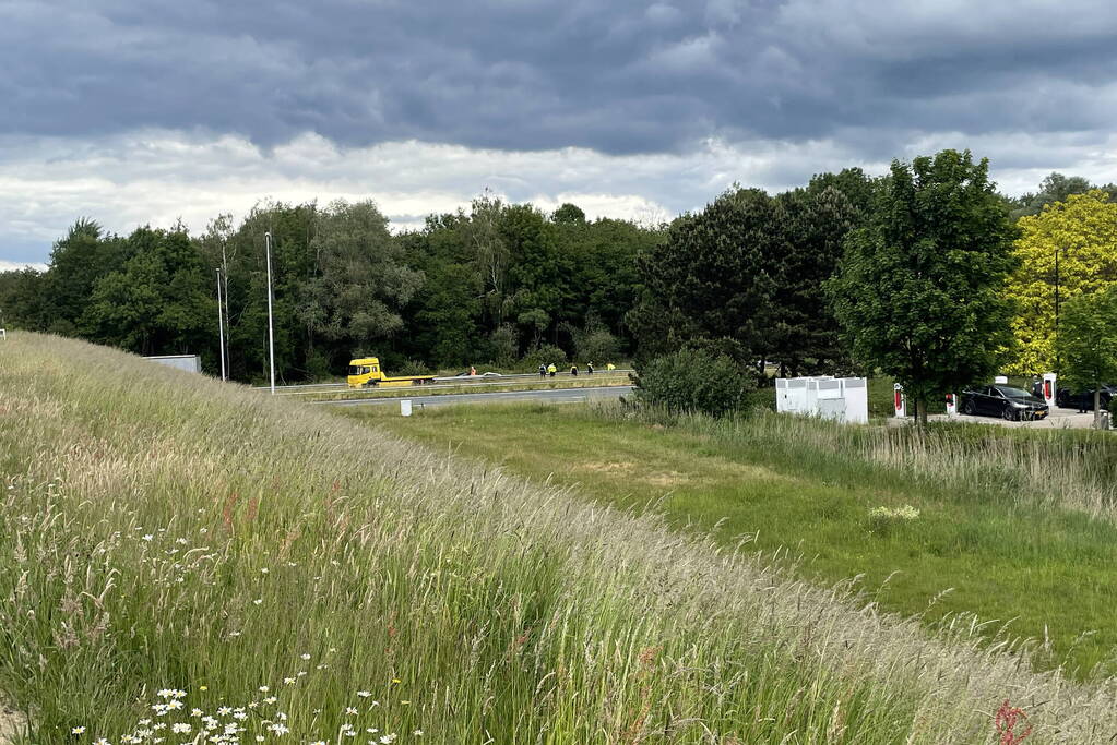 Auto slaat over de kop in berm