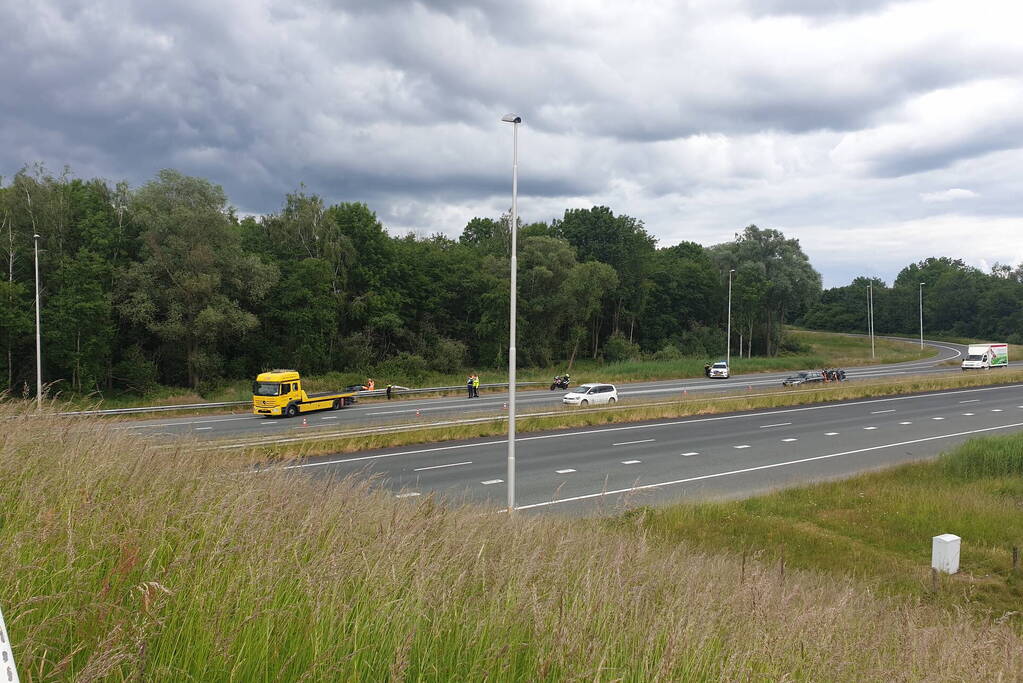 Auto slaat over de kop in berm