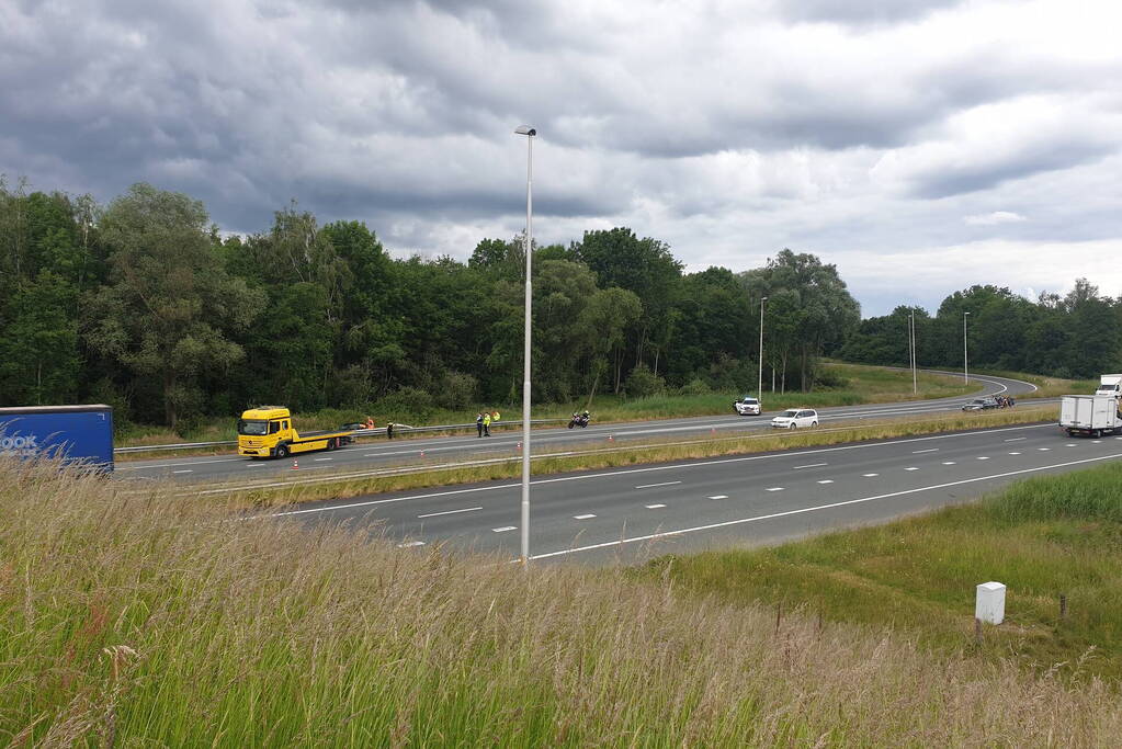 Auto slaat over de kop in berm