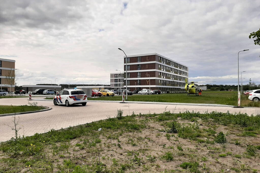 Vrouw door persoon van hoogte geduwd