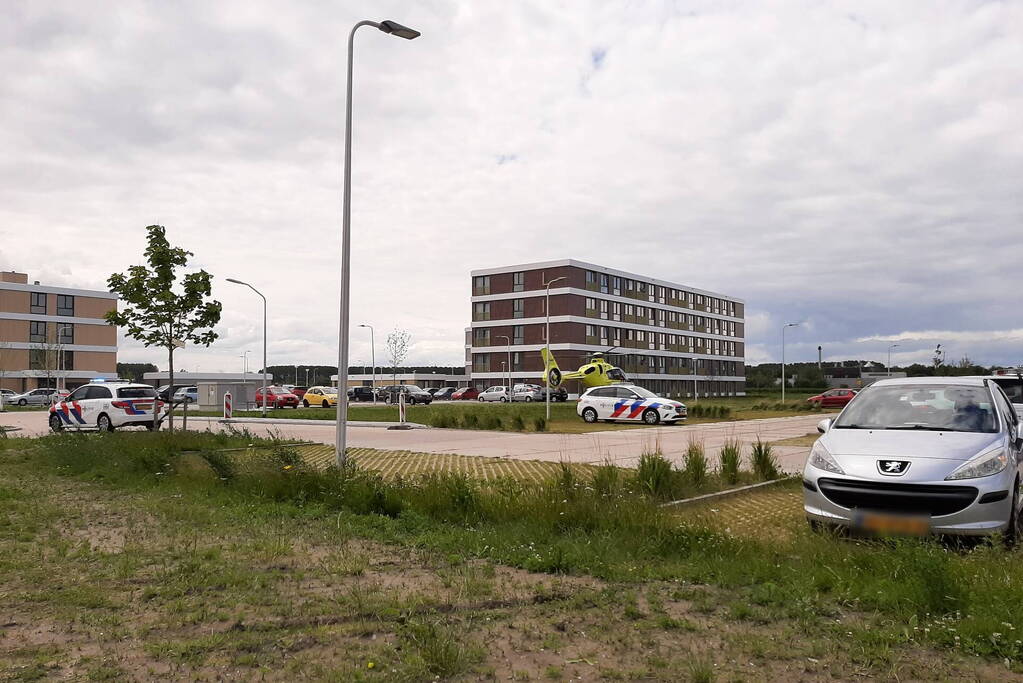 Vrouw door persoon van hoogte geduwd