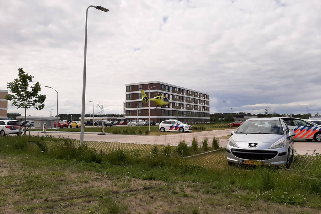 Vrouw door persoon van hoogte geduwd