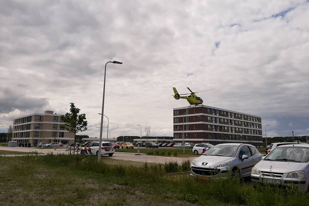 Vrouw door persoon van hoogte geduwd