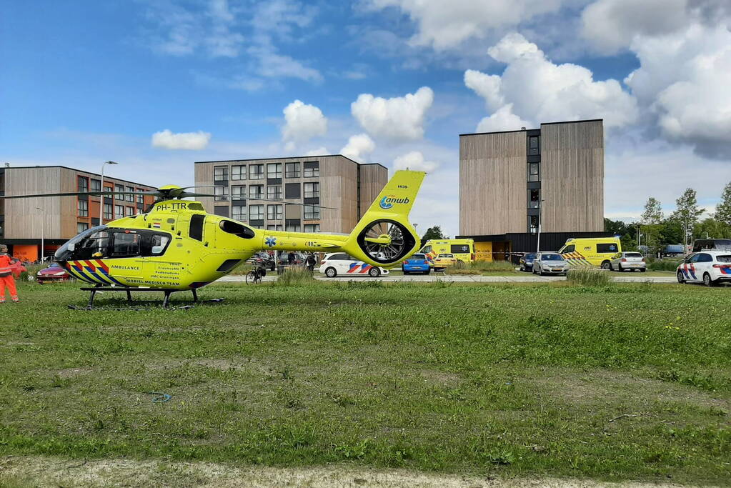 Vrouw door persoon van hoogte geduwd