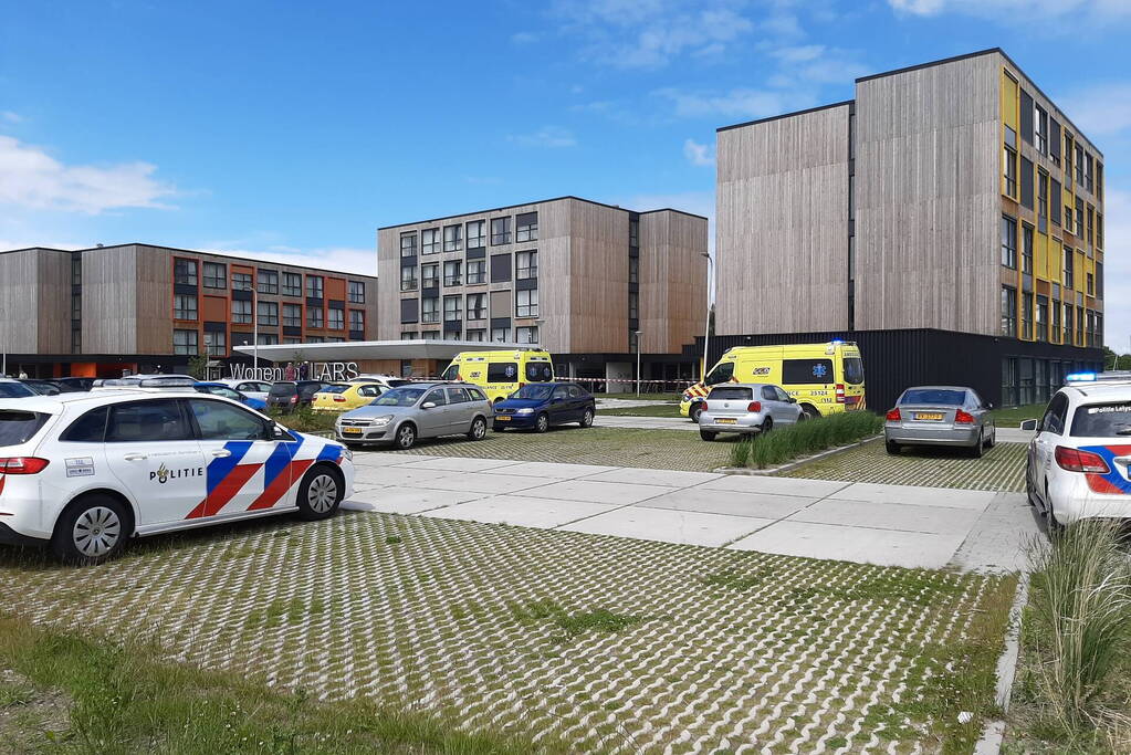 Vrouw door persoon van hoogte geduwd