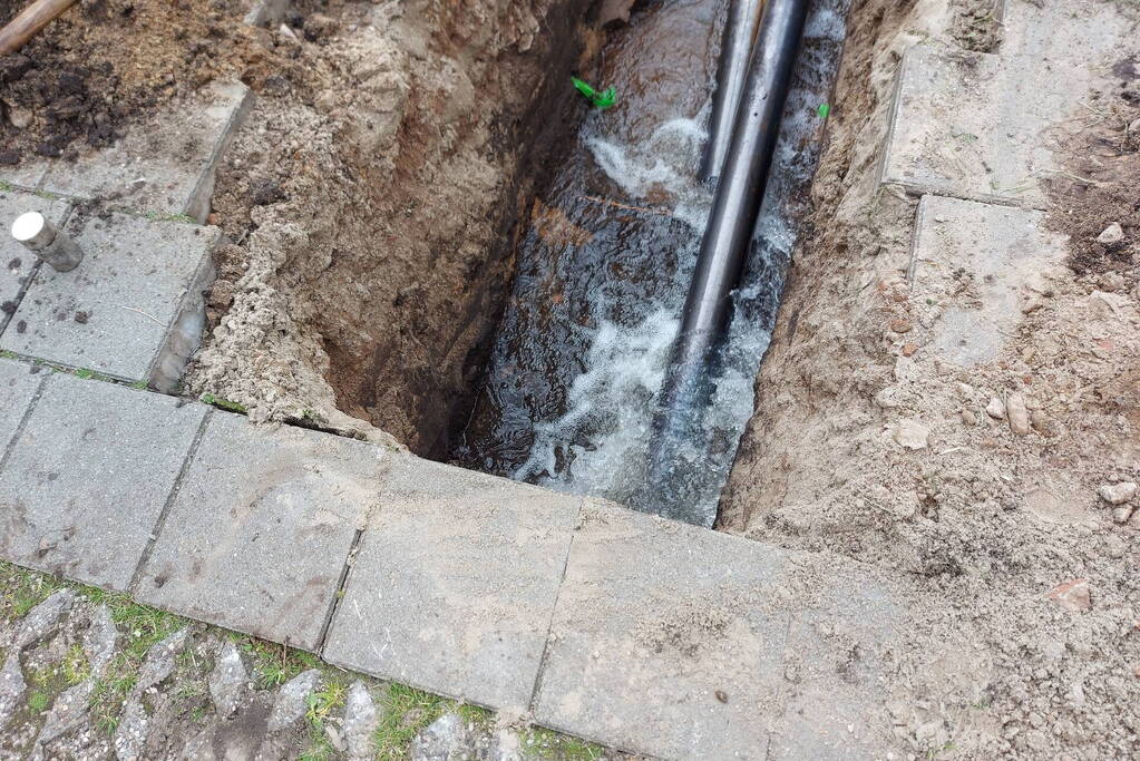Waterleiding geraakt tijdens werkzaamheden