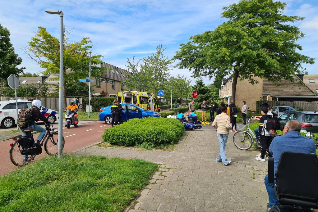 Scooterrijder geschept door overstekende automobilist