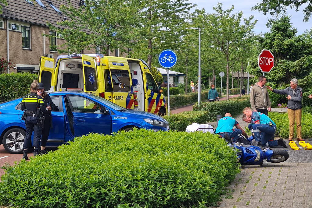 Scooterrijder geschept door overstekende automobilist