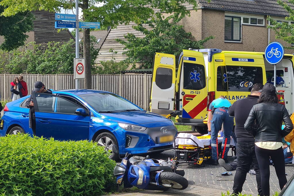 Scooterrijder geschept door overstekende automobilist