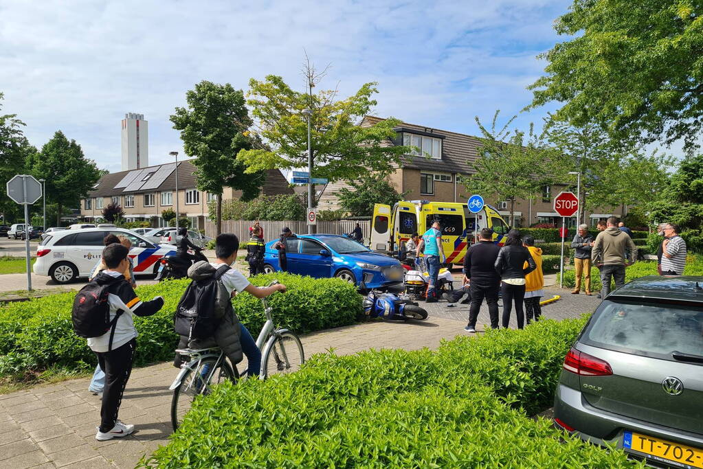 Scooterrijder geschept door overstekende automobilist