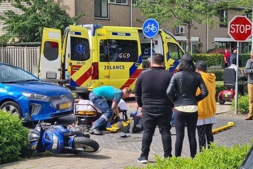 Scooterrijder geschept door overstekende automobilist