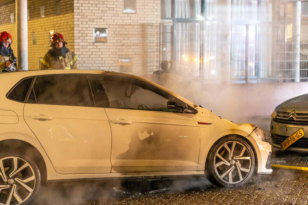 Auto brandt volledig uit na brandstichting
