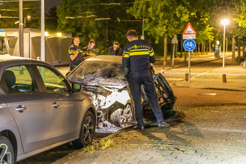 Auto brandt volledig uit na brandstichting