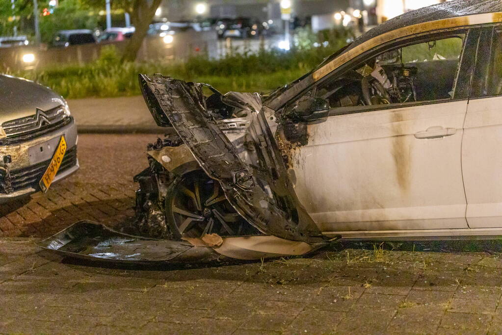 Auto brandt volledig uit na brandstichting