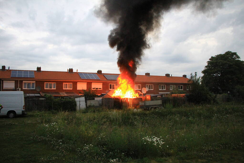 Flinke vlammen bij brand in achtertuin