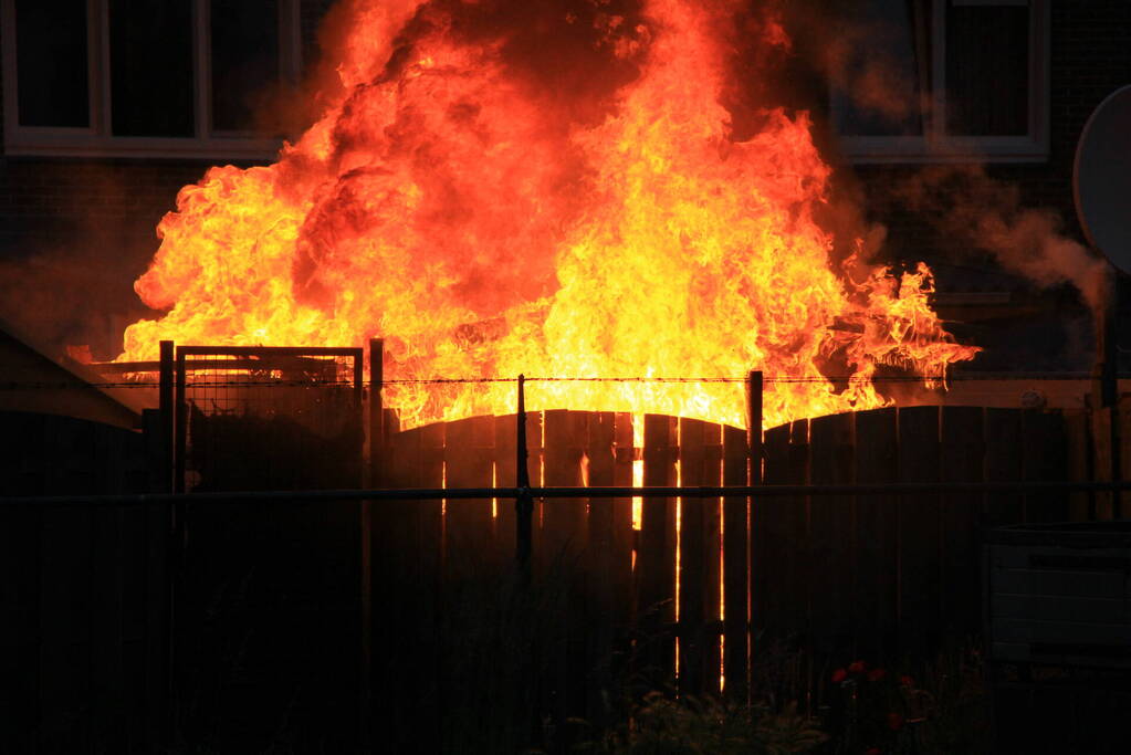 Flinke vlammen bij brand in achtertuin