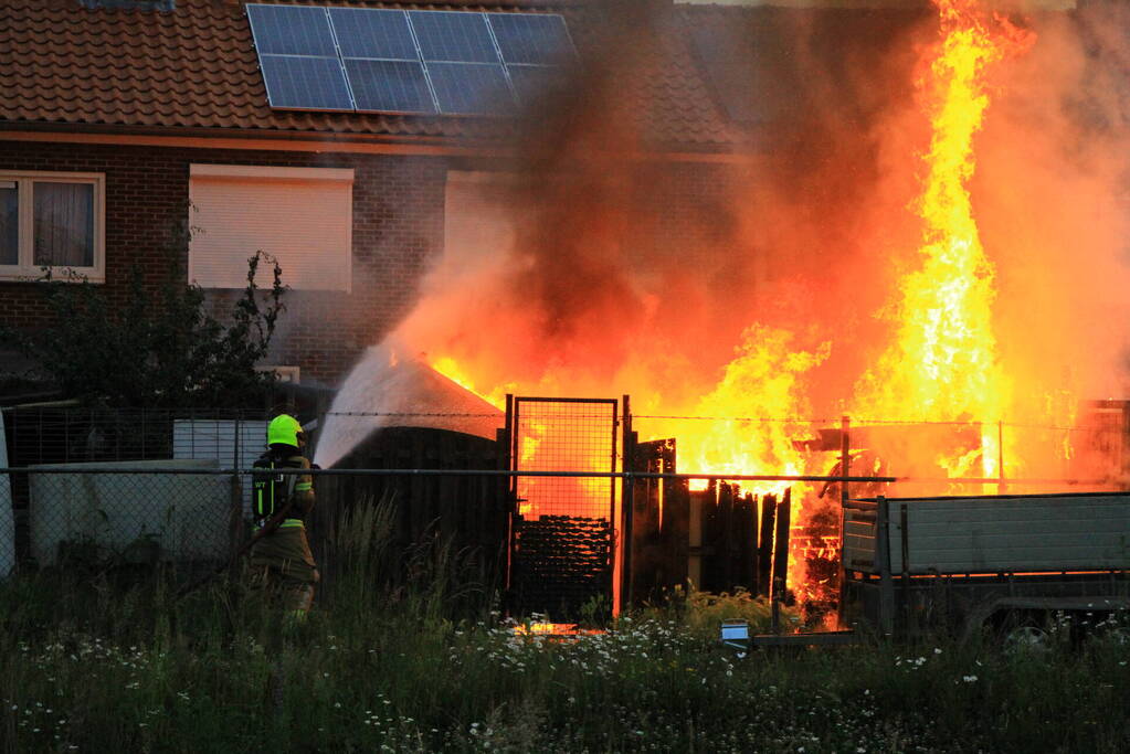 Flinke vlammen bij brand in achtertuin