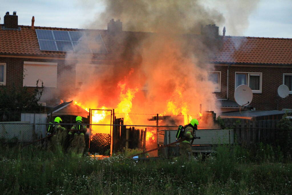 Flinke vlammen bij brand in achtertuin