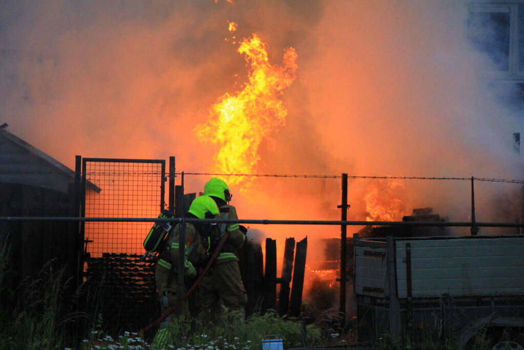 Flinke vlammen bij brand in achtertuin