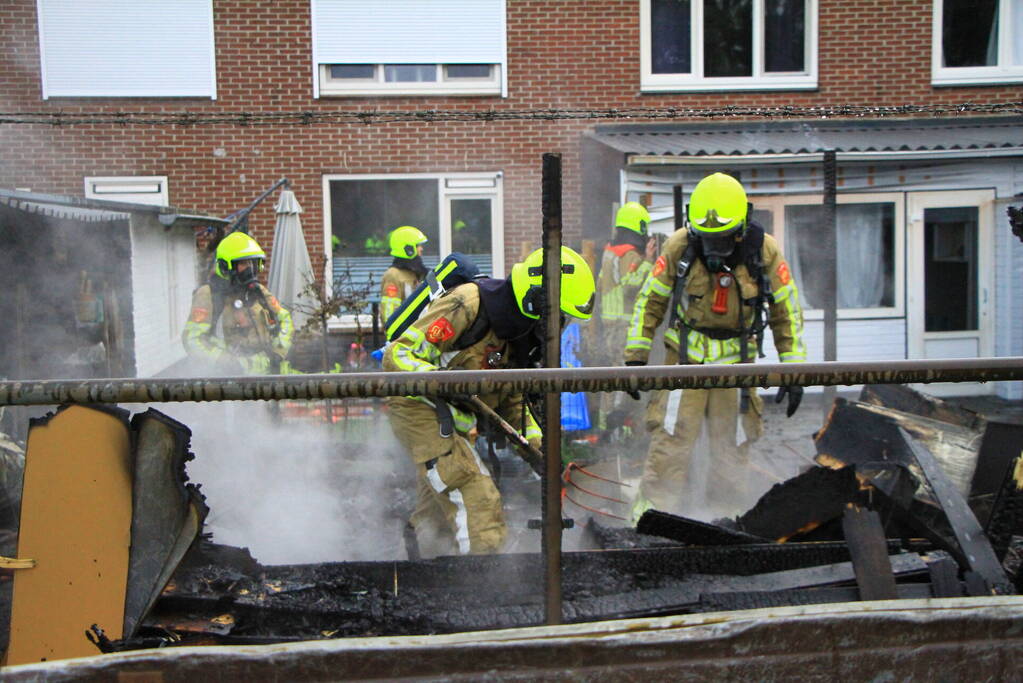 Flinke vlammen bij brand in achtertuin