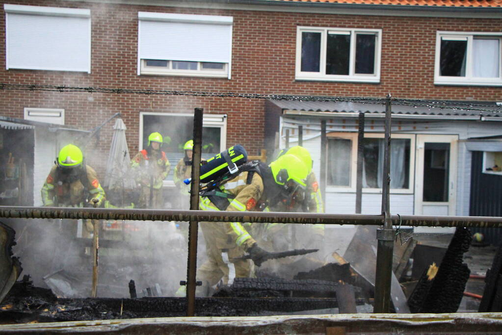 Flinke vlammen bij brand in achtertuin
