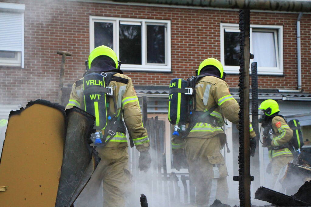 Flinke vlammen bij brand in achtertuin