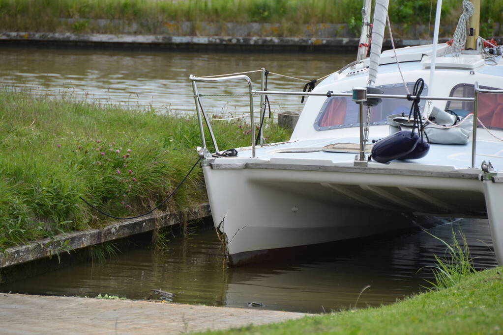 Catamaran loopt schade op bij botsing Harinxmakanaal