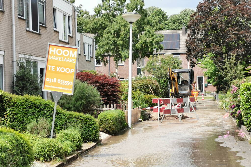 Straat blank door gesprongen waterleiding