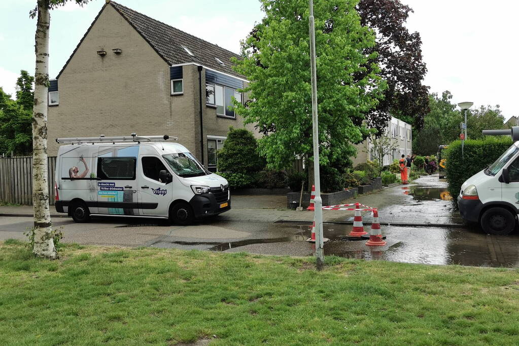Straat blank door gesprongen waterleiding