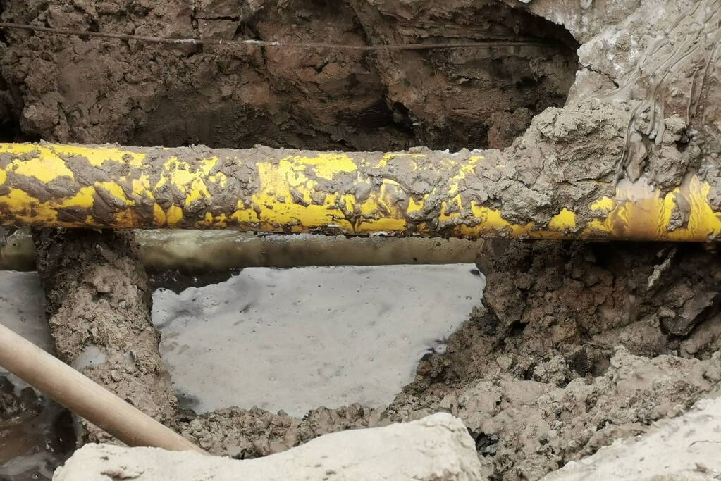Straat blank door gesprongen waterleiding
