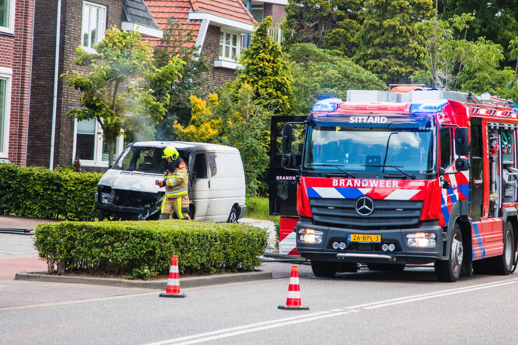 Bestelbus vat vlam tijdens het rijden