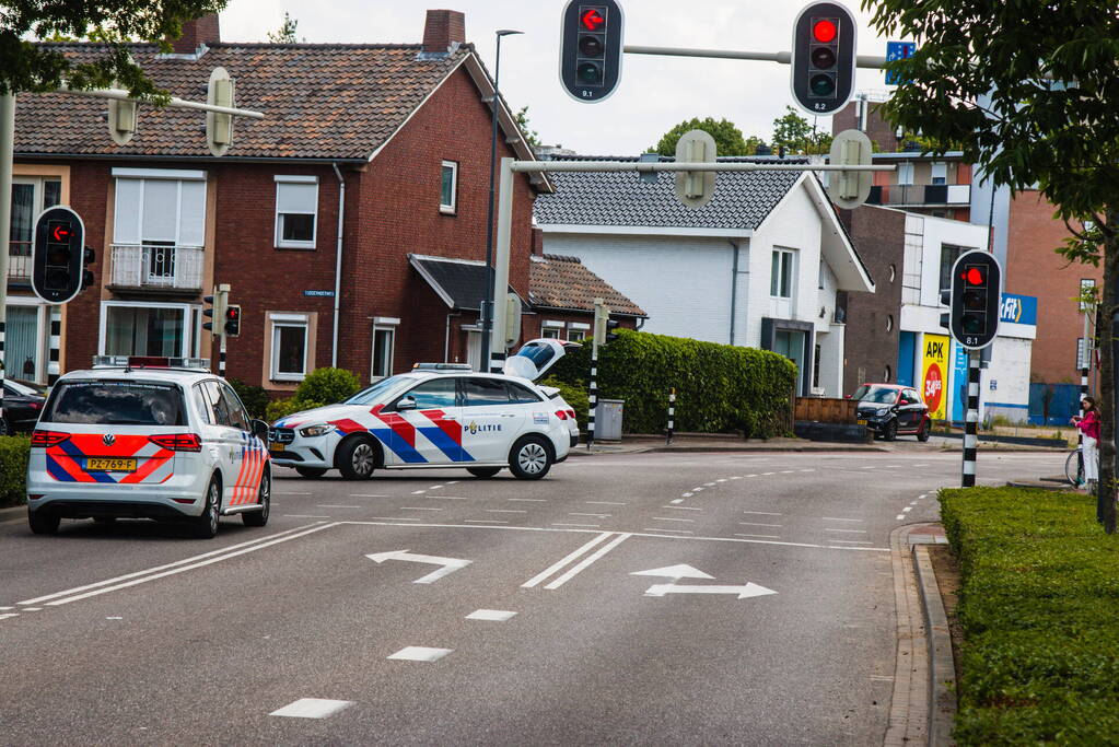 Bestelbus vat vlam tijdens het rijden