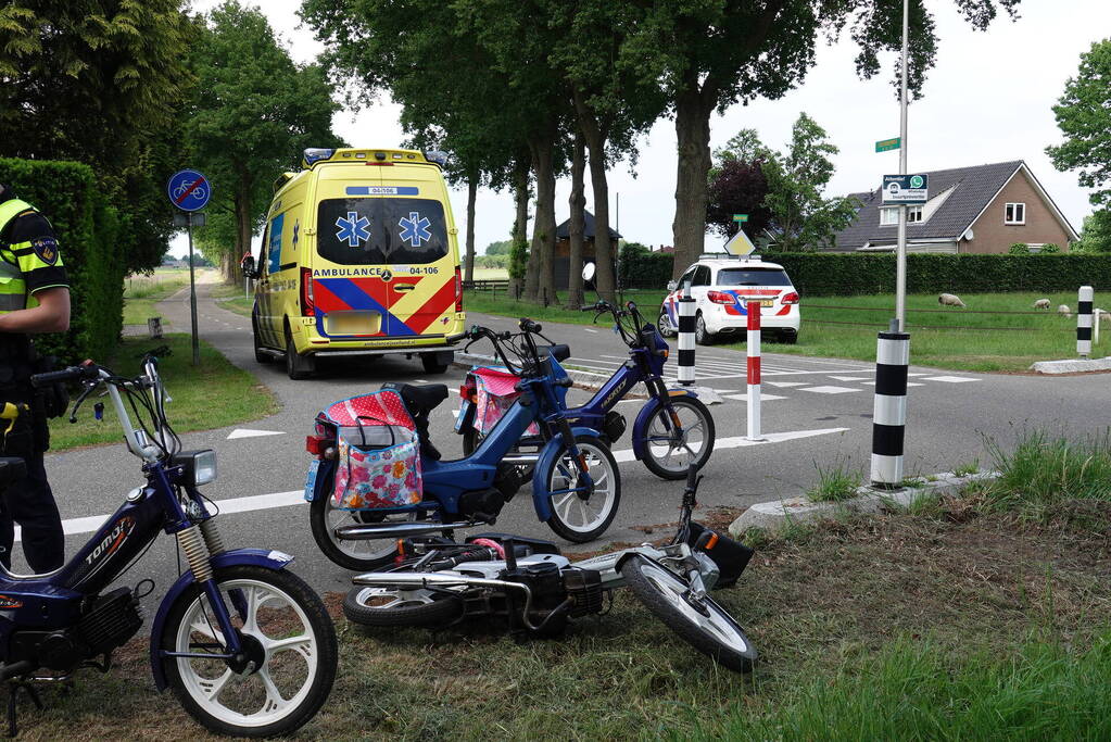 Bromfietser rijdt tegen zijkant vrachtwagen