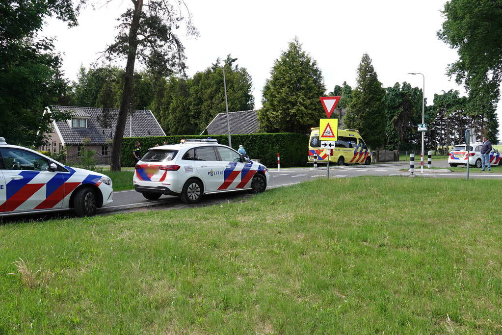 Bromfietser rijdt tegen zijkant vrachtwagen