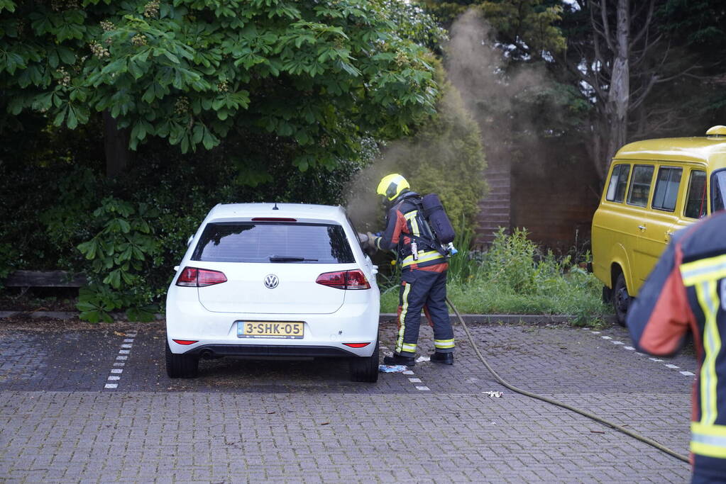 Geparkeerde auto in brand