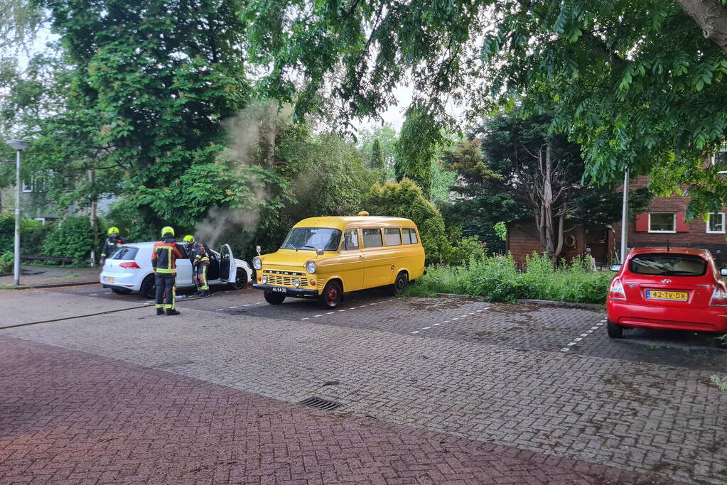 Geparkeerde auto in brand