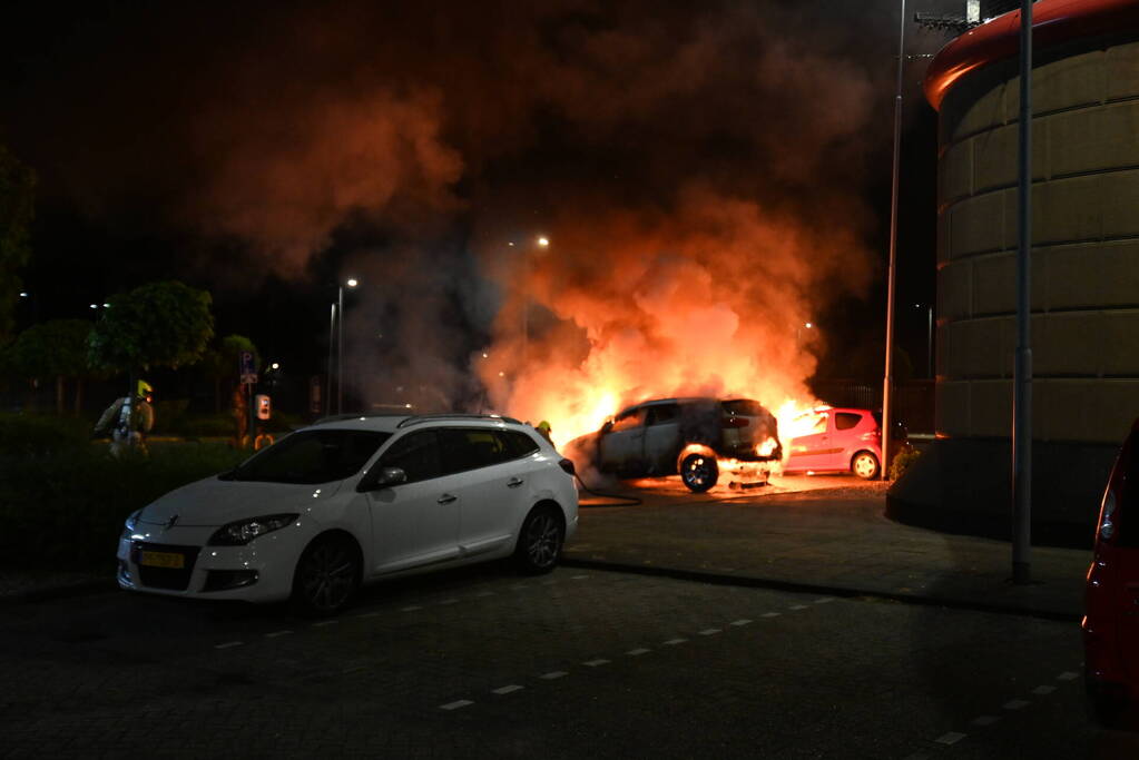 Twee auto's verwoest door brandstichting bij gevangenis De Schie