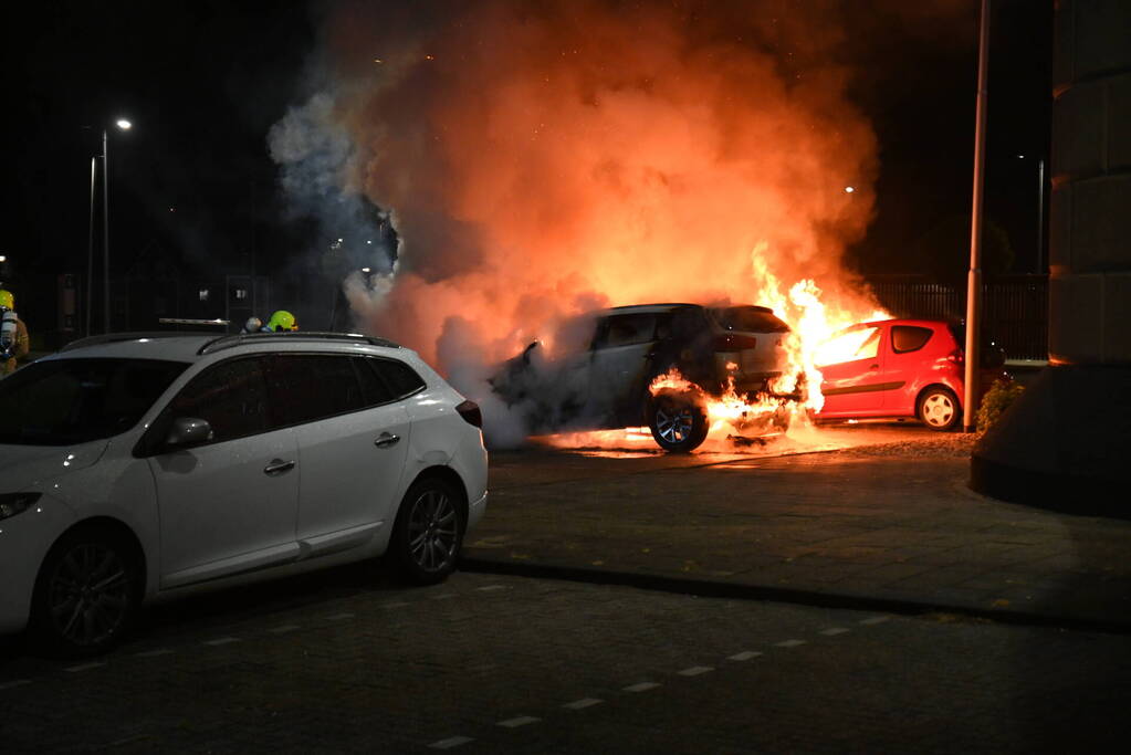Twee auto's verwoest door brandstichting bij gevangenis De Schie