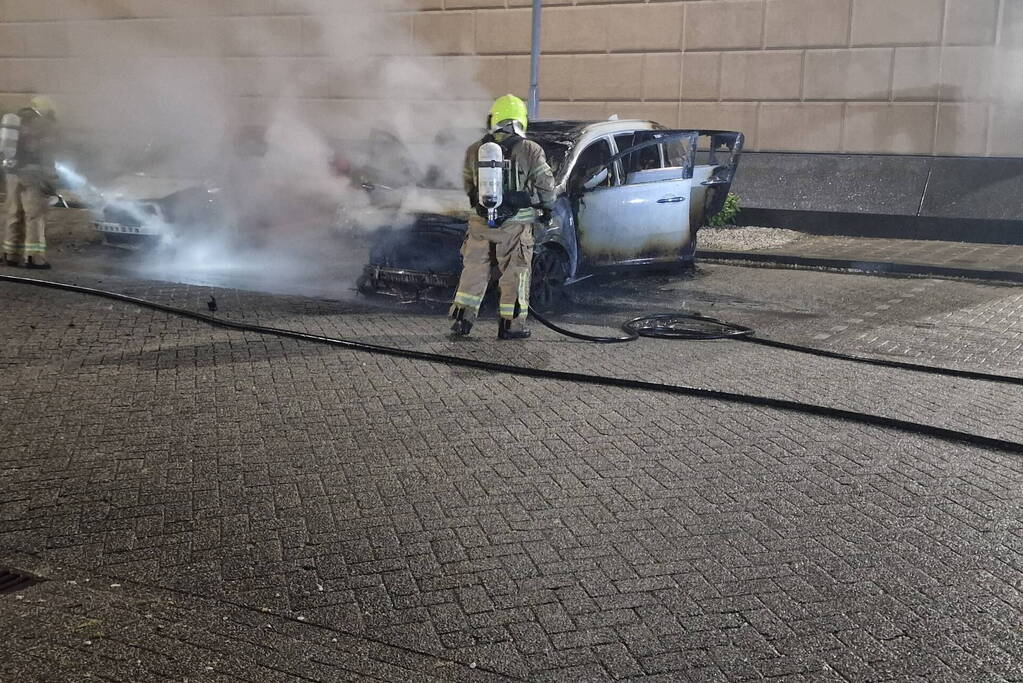 Twee auto's verwoest door brandstichting bij gevangenis De Schie