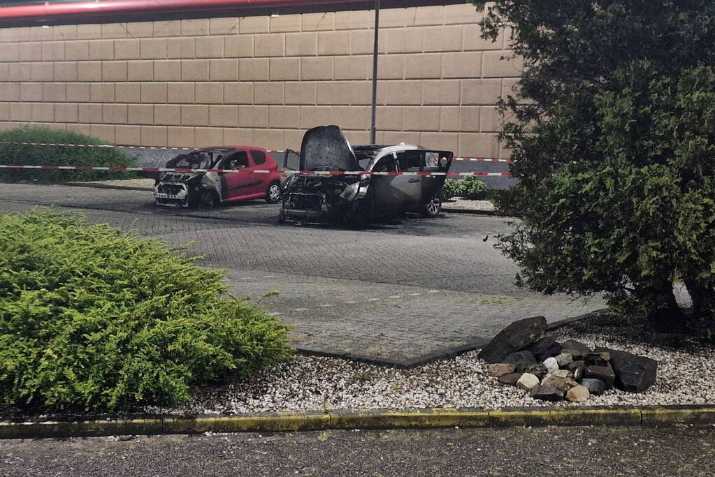Twee auto's verwoest door brandstichting bij gevangenis De Schie