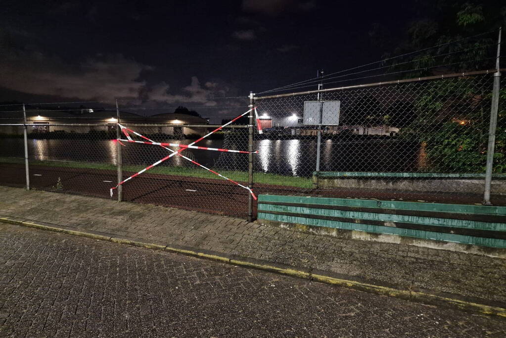 Twee auto's verwoest door brandstichting bij gevangenis De Schie