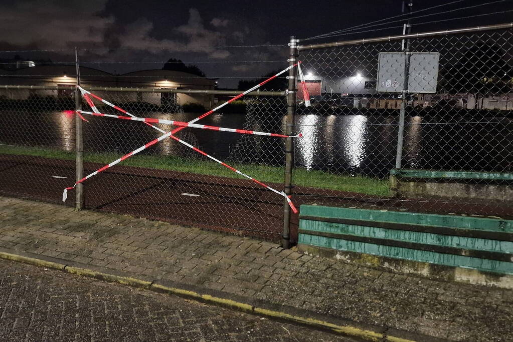 Twee auto's verwoest door brandstichting bij gevangenis De Schie