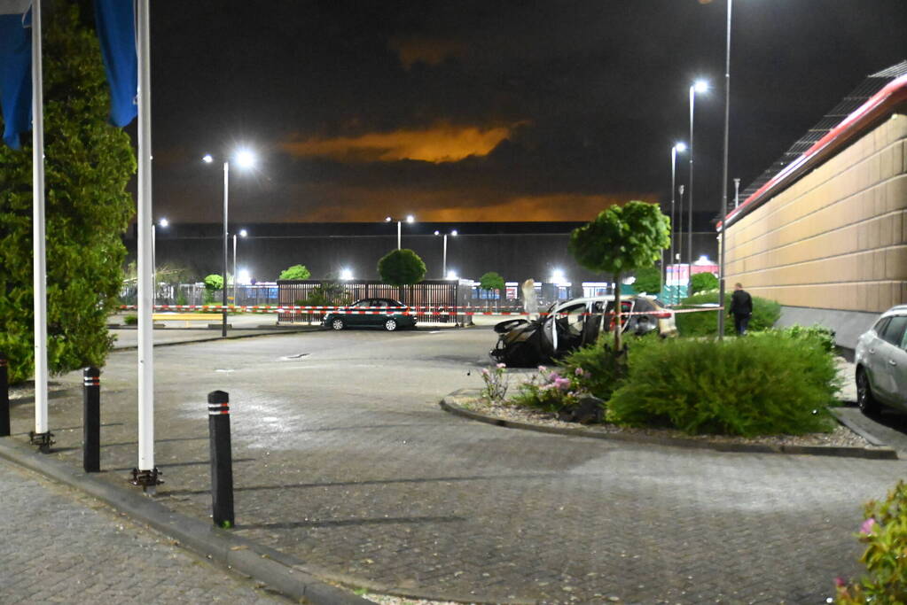 Twee auto's verwoest door brandstichting bij gevangenis De Schie