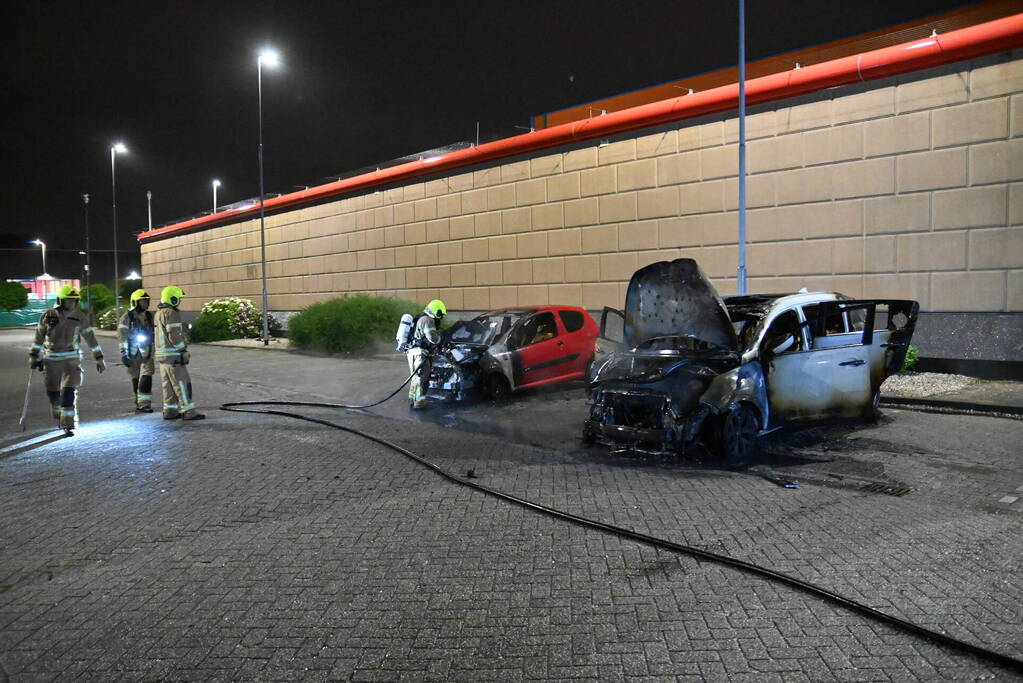 Twee auto's verwoest door brandstichting bij gevangenis De Schie